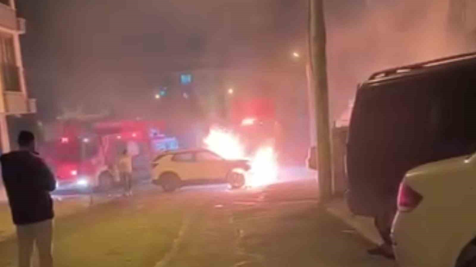 Park halindeki araç alev alev yandı: 2 otomobil zarar gördü