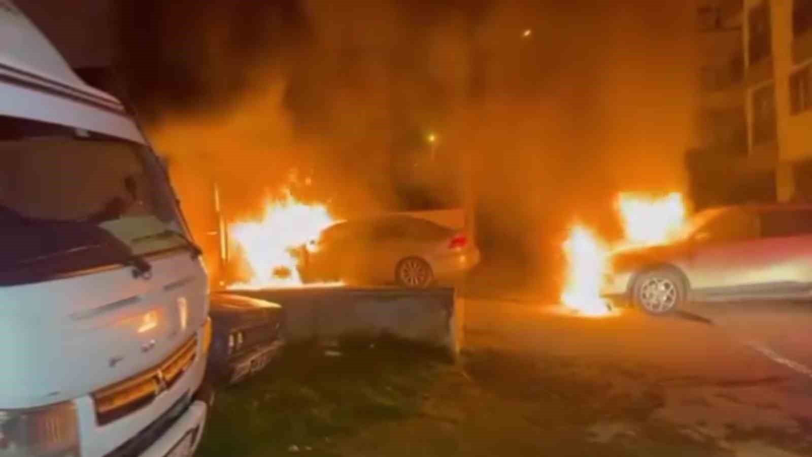 Park halindeki araç alev alev yandı: 2 otomobil zarar gördü
