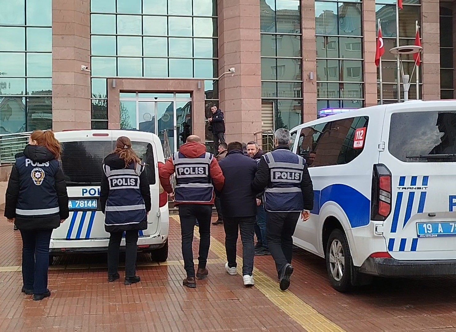 Çorum’da evlerden ziynet eşyası çalan 4 hırsızlık şüphelisi suçüstü yakalandı