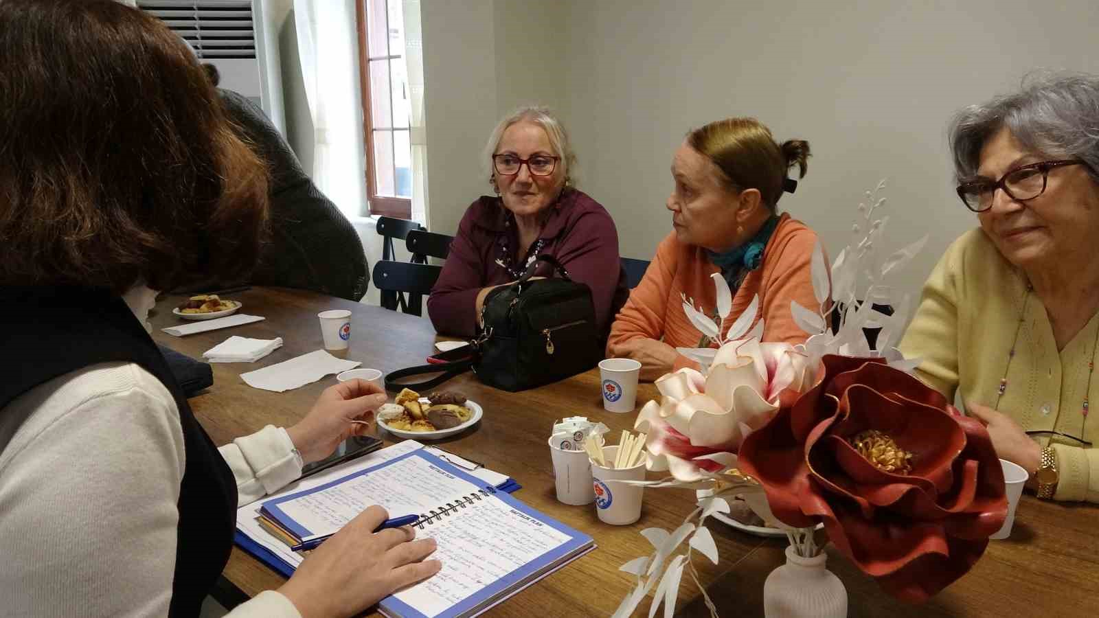 Acılarını üreterek unutuyorlar