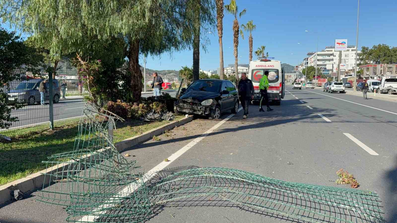 Antalya’da otomobil refüjdeki ağaca çarptı: 2 yaralı