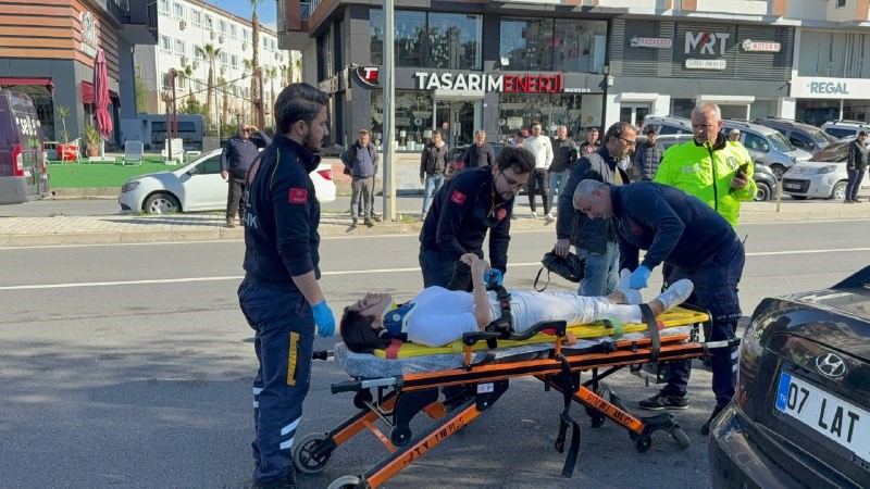 Antalya’da otomobil refüjdeki ağaca çarptı: 2 yaralı
