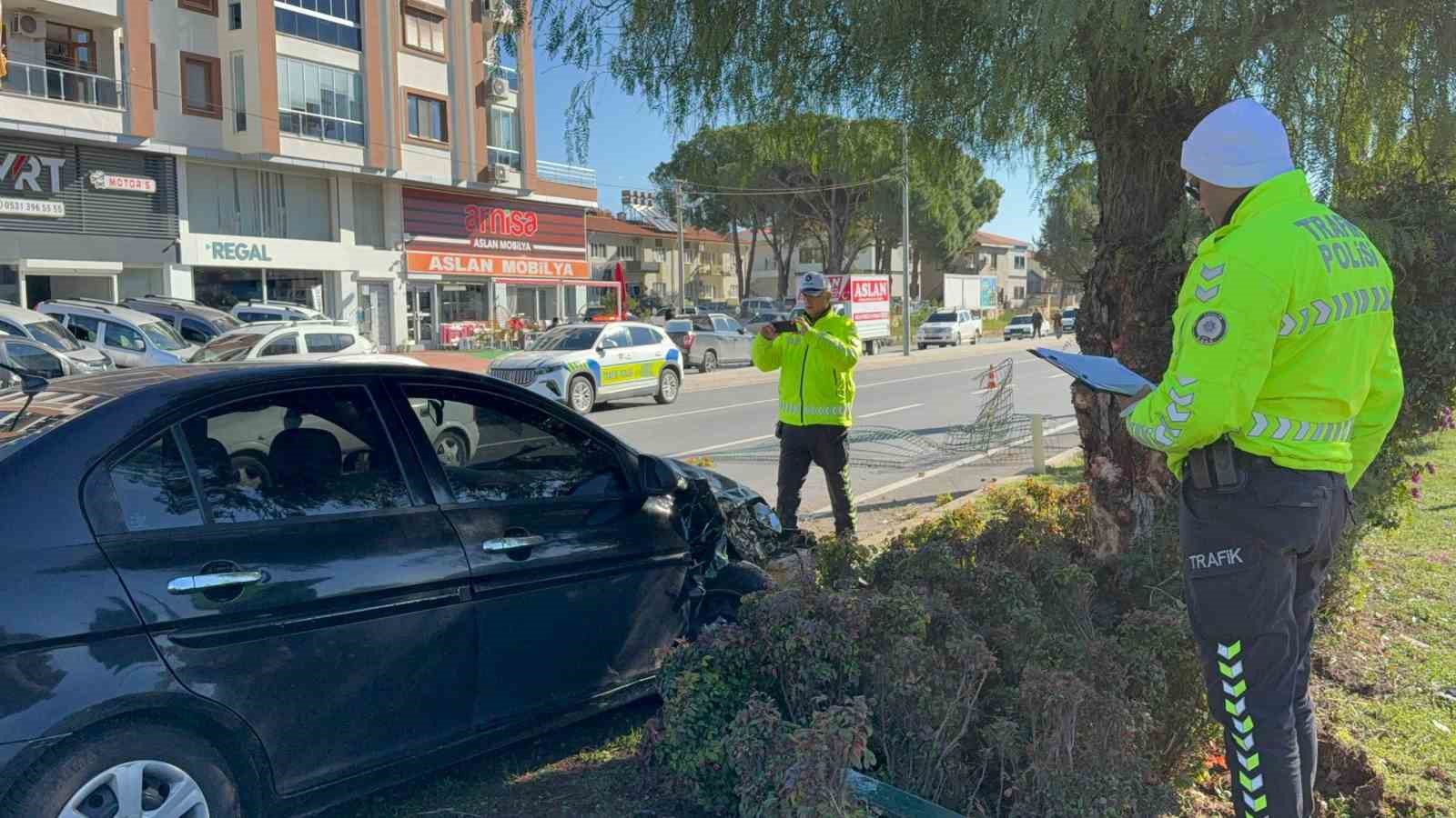Antalya’da otomobil refüjdeki ağaca çarptı: 2 yaralı
