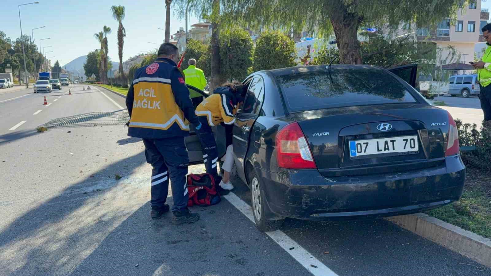 Antalya’da otomobil refüjdeki ağaca çarptı: 2 yaralı