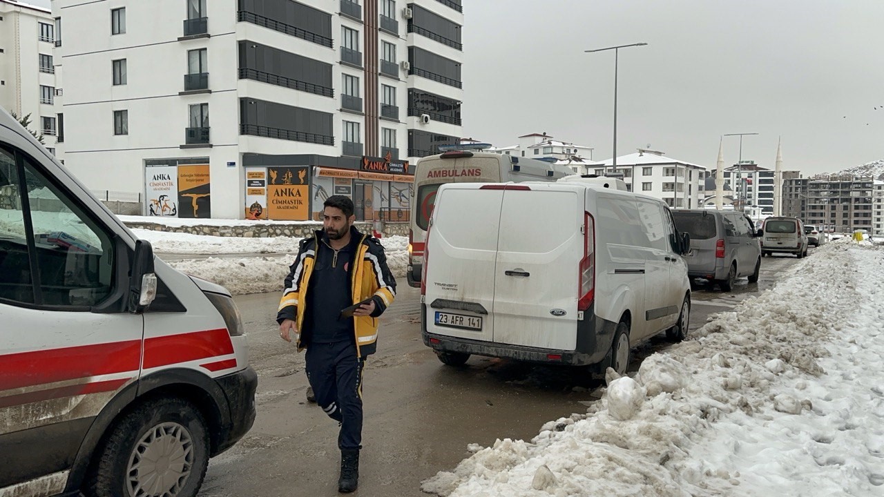 Elazığ’da sitede doğal gaz zehirlenmesi: 1’i çocuk 6 kişi hastaneye kaldırıldı