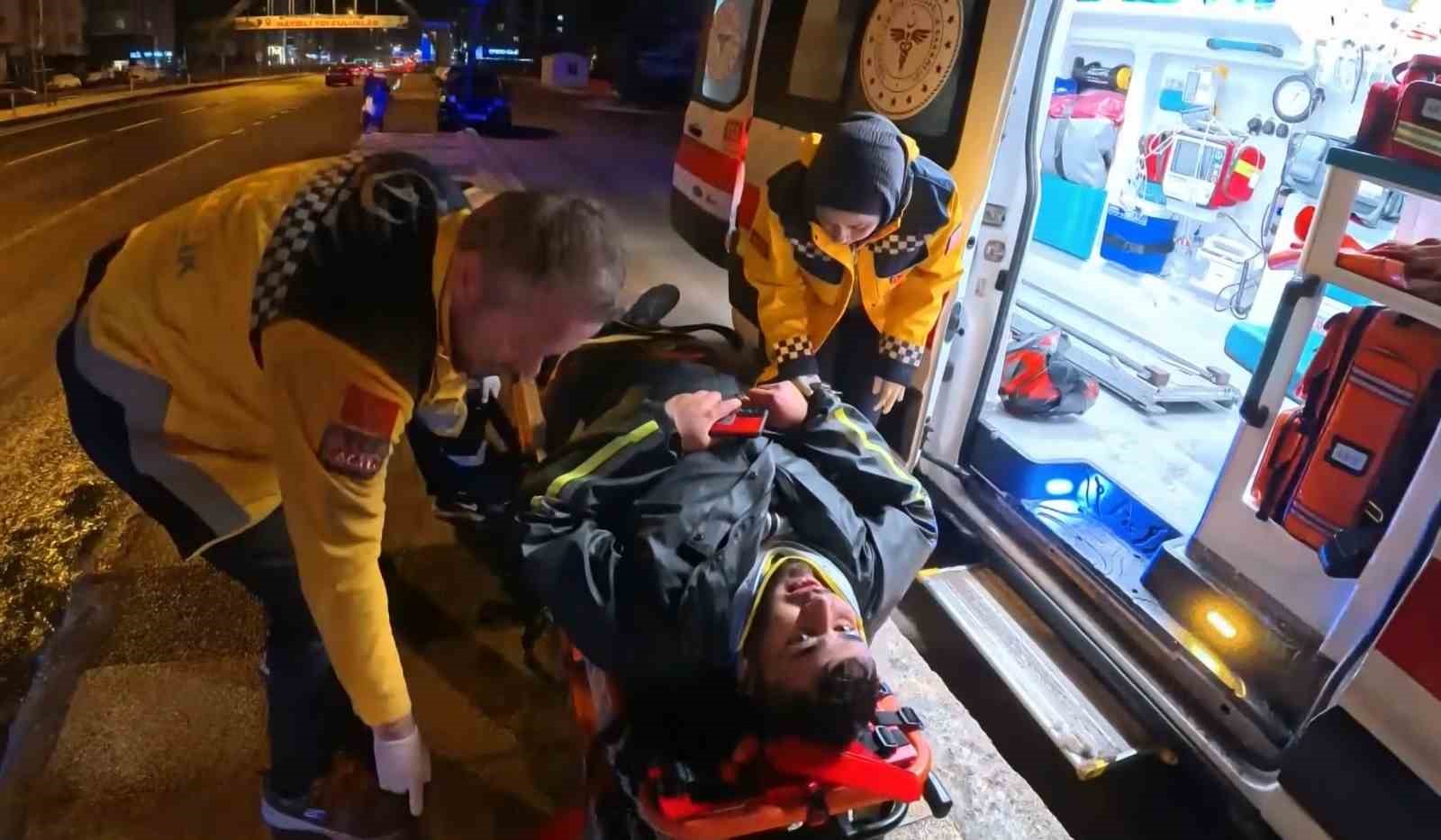 Buzlu yolda motosiklet kaydı, yola savrulan kurye yaralandı