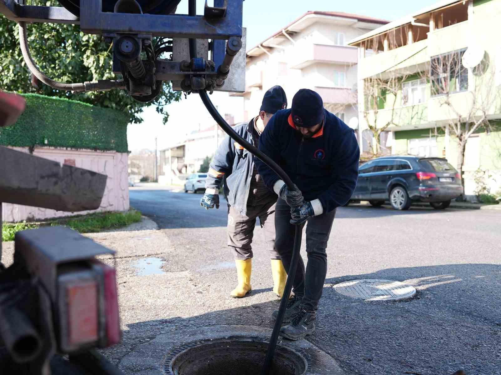 Düzce Belediyesi menfez ve mazgalları temizledi