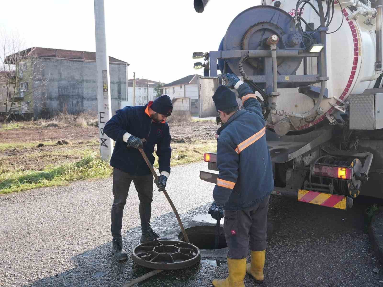 Düzce Belediyesi menfez ve mazgalları temizledi