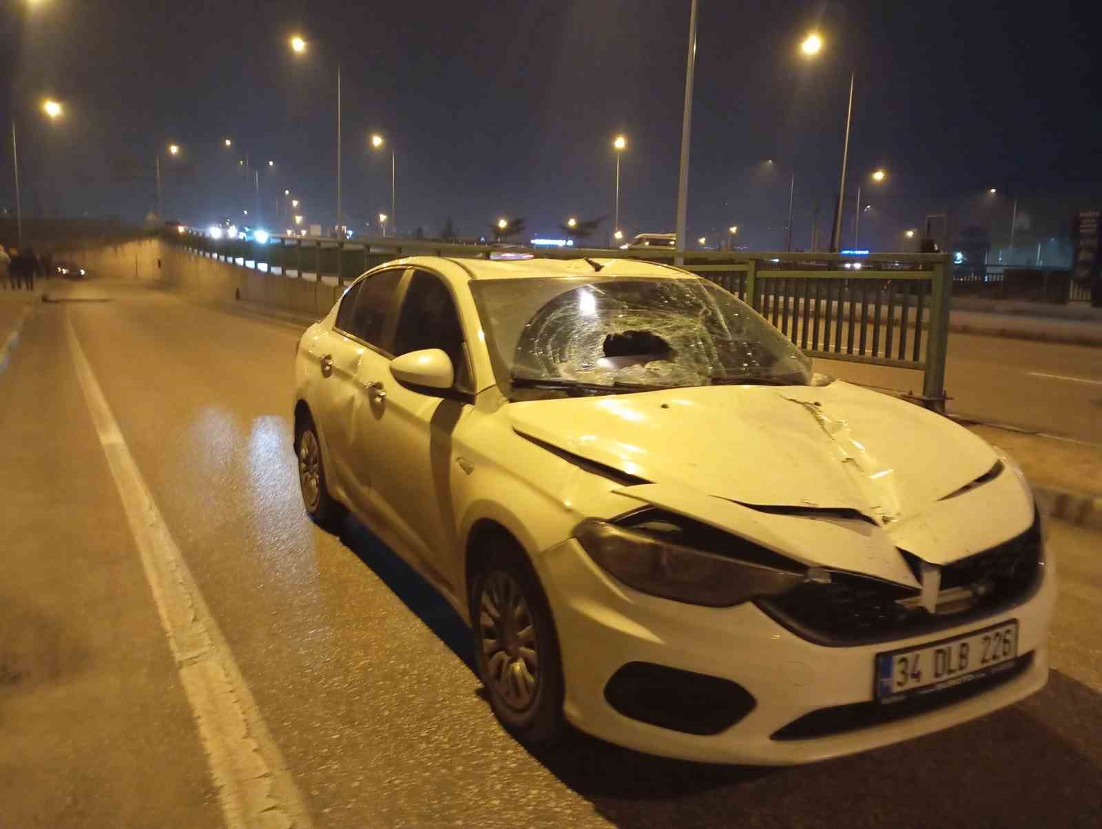 Bursa’da akıl almaz trafik kazası: Demir bariyerler araçların üzerine düştü