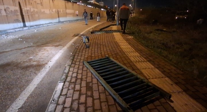 Bursa’da akıl almaz trafik kazası: Demir bariyerler araçların üzerine düştü