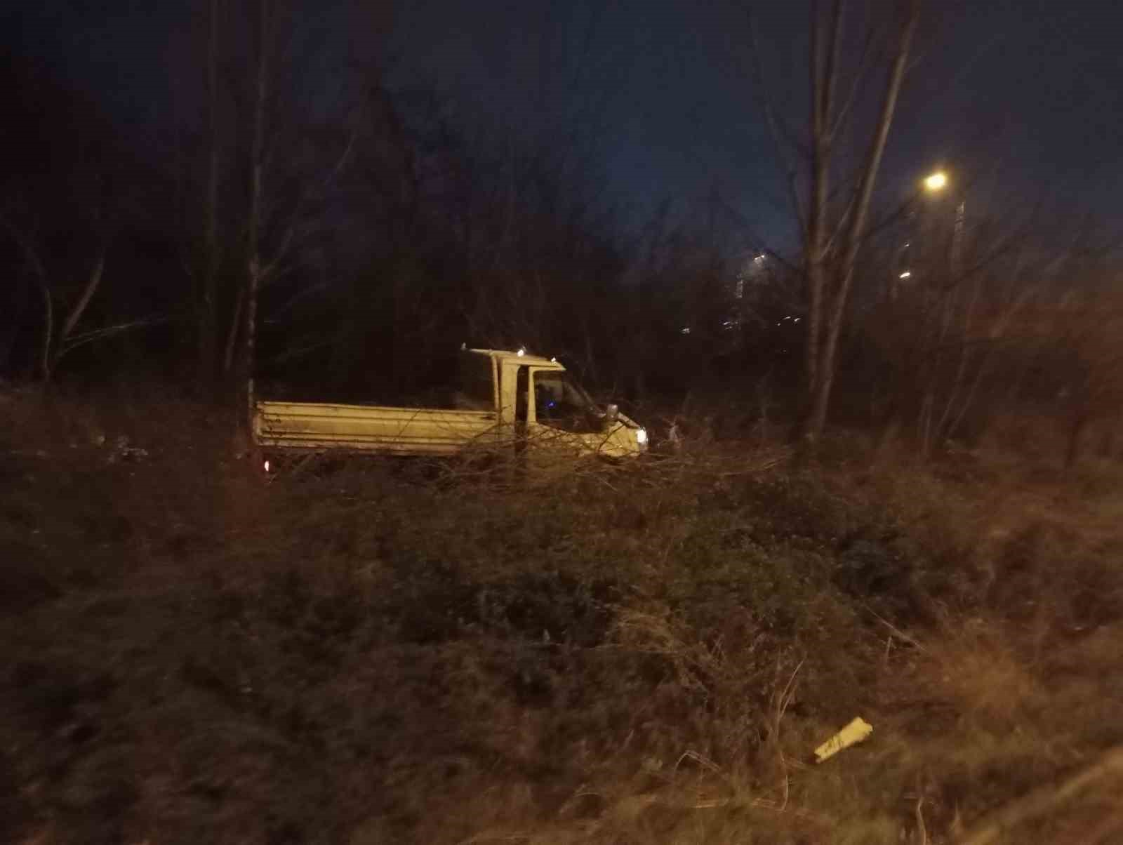 Bursa’da akıl almaz trafik kazası: Demir bariyerler araçların üzerine düştü