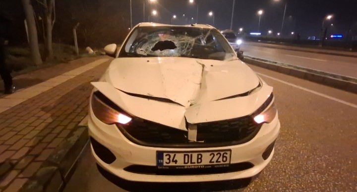 Bursa’da akıl almaz trafik kazası: Demir bariyerler araçların üzerine düştü