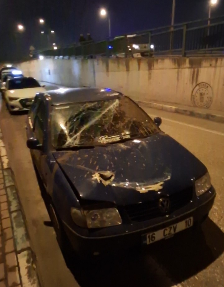 Bursa’da akıl almaz trafik kazası: Demir bariyerler araçların üzerine düştü