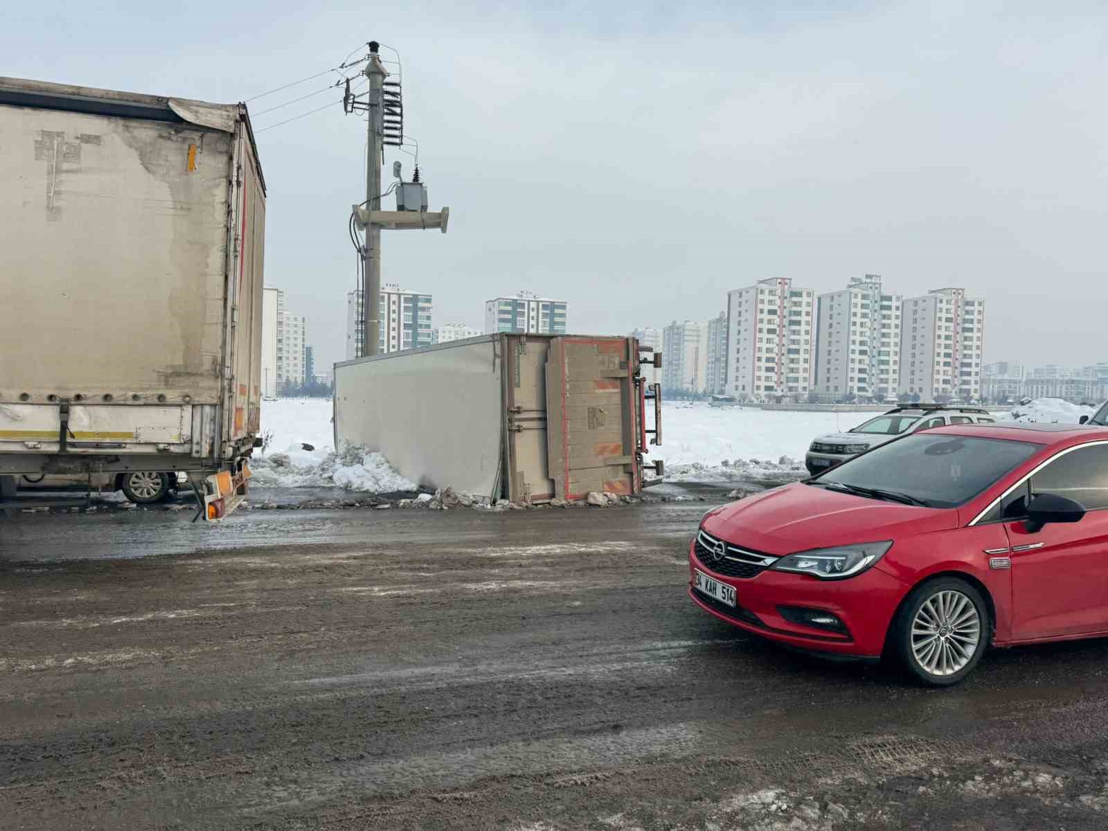 Seyir halindeki tır kayganlaşan yolda devrildi