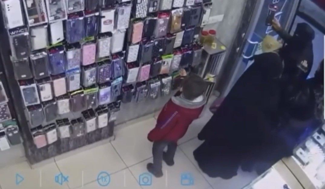 Çocuğunu ameliyat ettirmek için bozdurmaya çalıştığı altınlar çalındı, imdadına polis yetişti