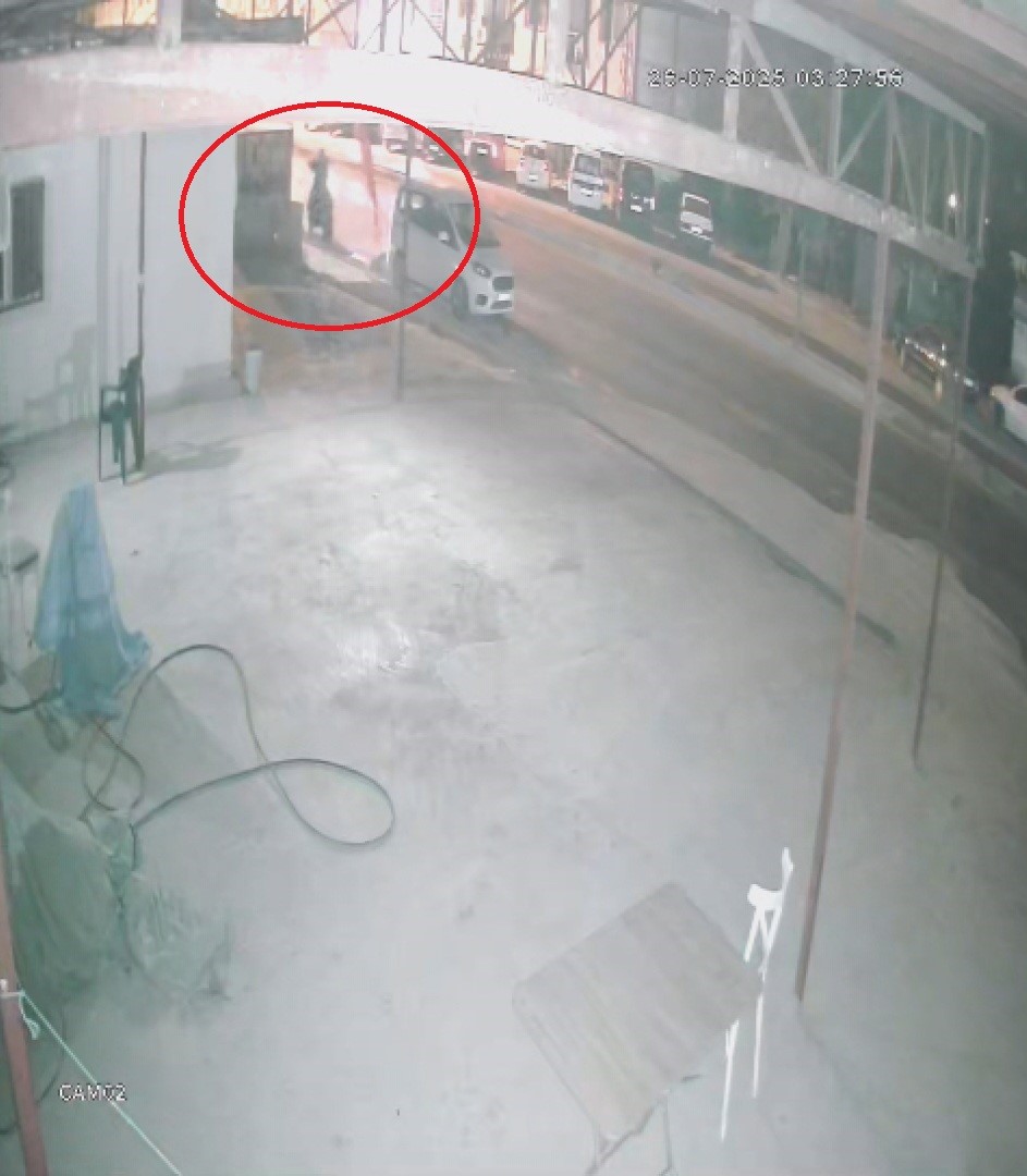 Film sahnelerini aratmayan görüntü: Motosikletle gelen maskeli 2 şahıs pompalı tüfeklerle iş yerini kurşunladı