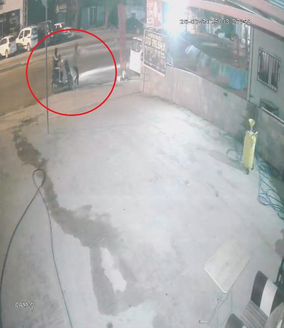 Film sahnelerini aratmayan görüntü: Motosikletle gelen maskeli 2 şahıs pompalı tüfeklerle iş yerini kurşunladı
