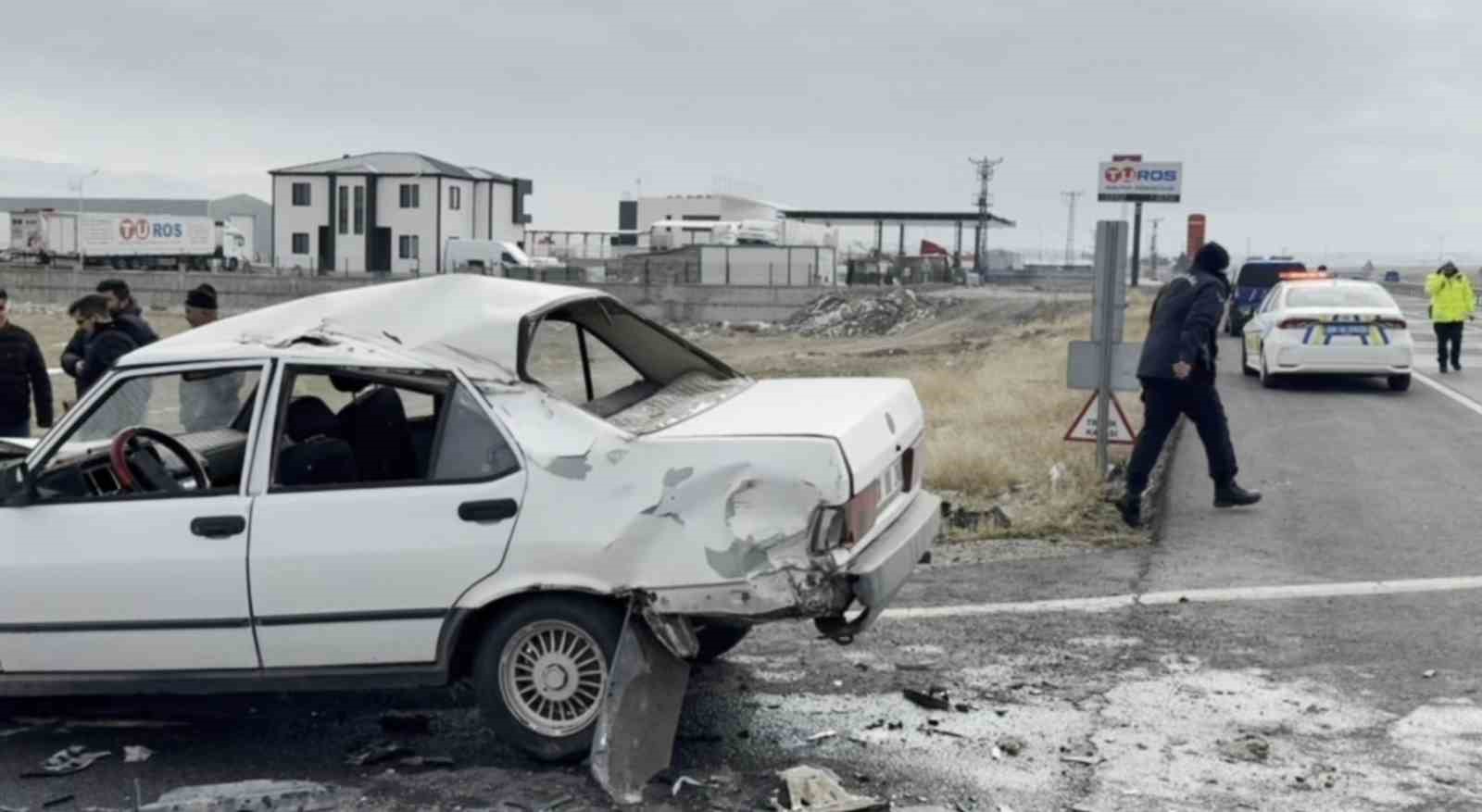 Tır ile otomobil çarpıştı: 2’si bebek 5 yaralı