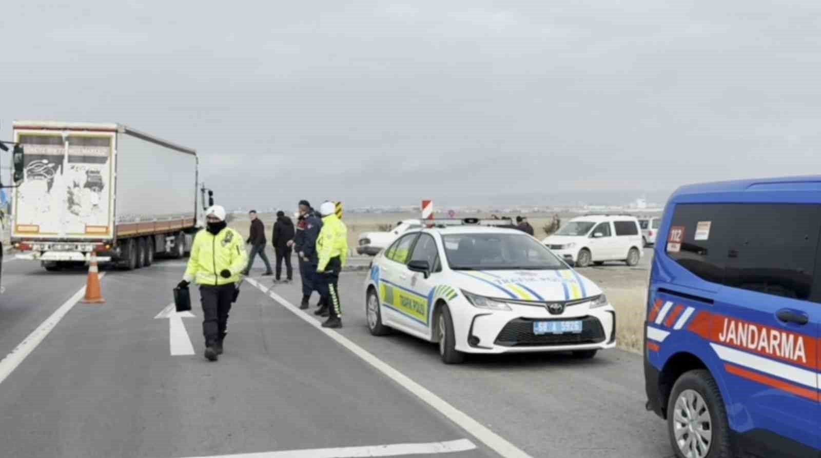 Tır ile otomobil çarpıştı: 2’si bebek 5 yaralı