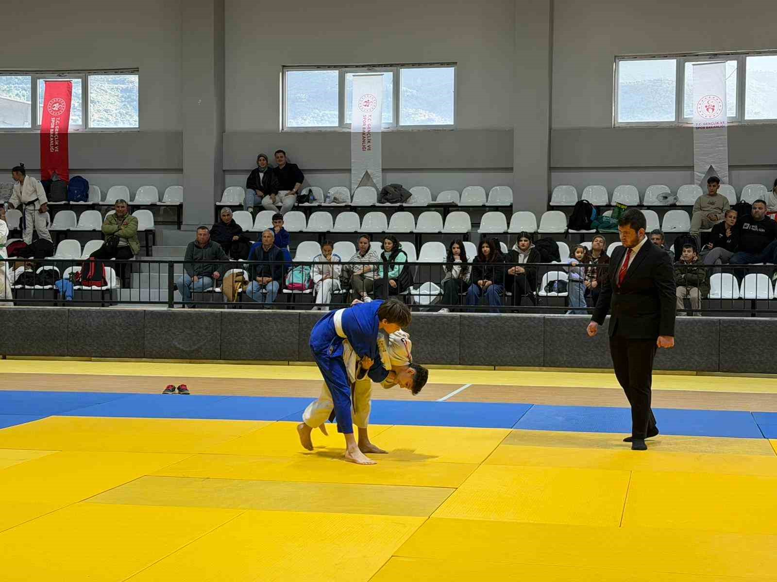 Yıldız judocular Koçarlı’da mindere çıktı