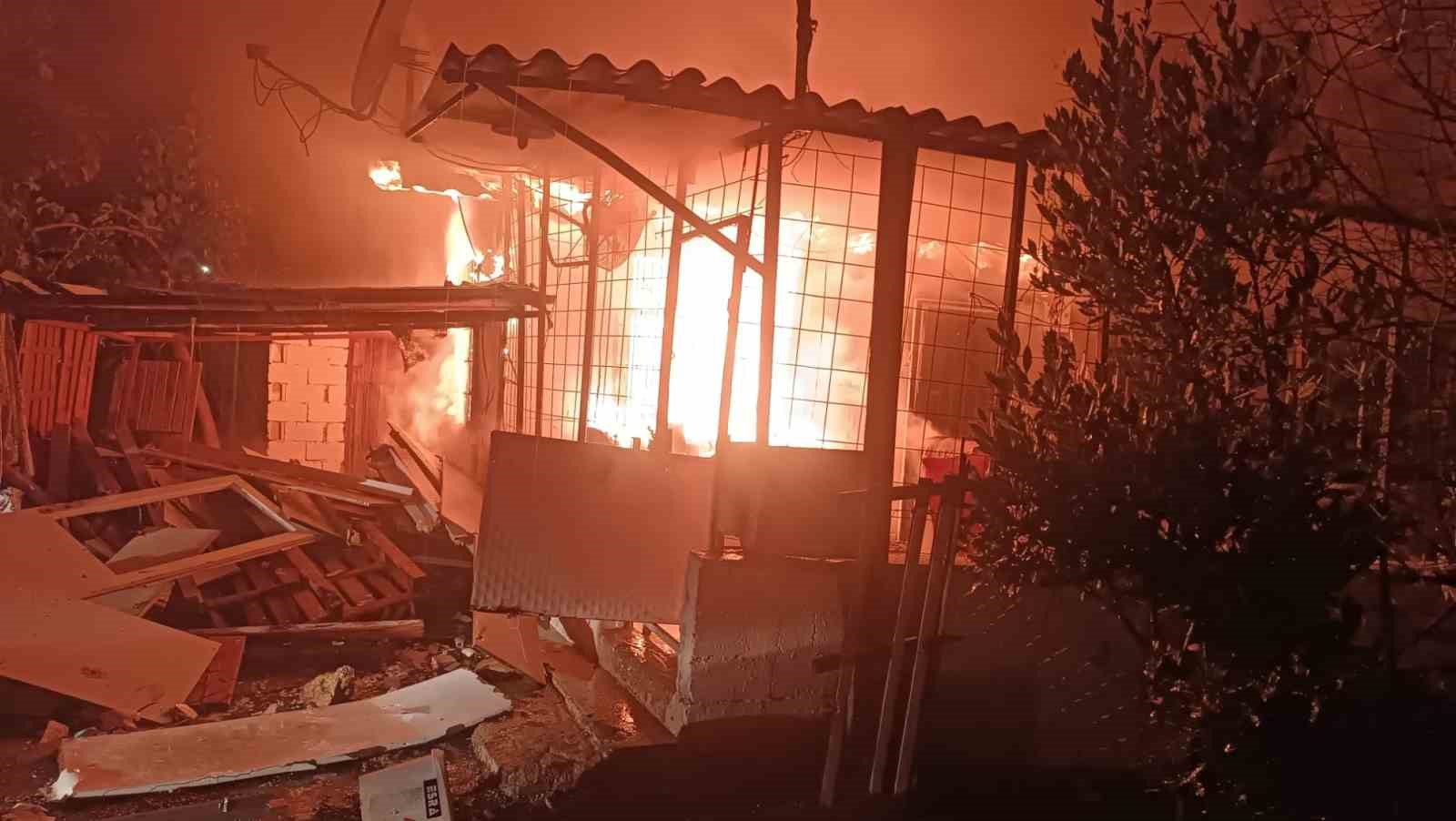 Antalya’da gecekondu yangını: Küle dönen evini görünce gözyaşlarına boğuldu