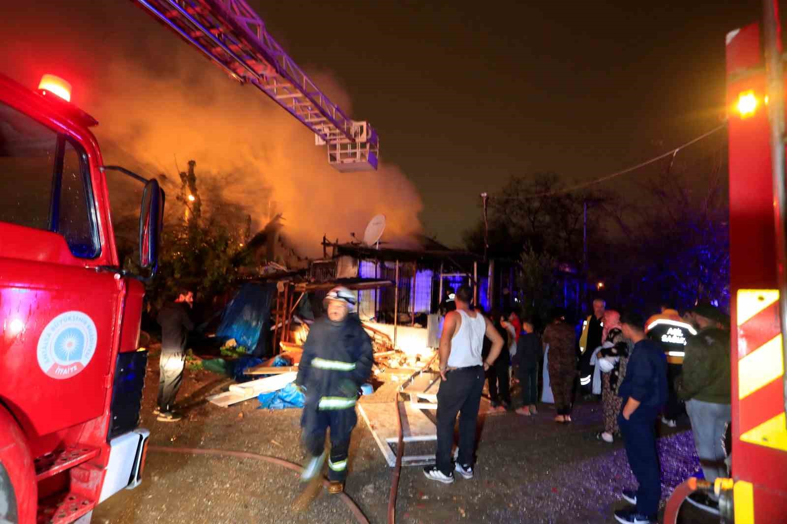 Antalya’da gecekondu yangını: Küle dönen evini görünce gözyaşlarına boğuldu