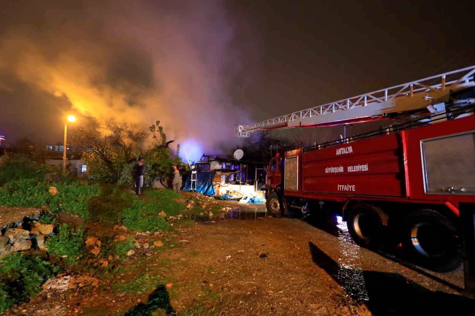 Antalya’da gecekondu yangını: Küle dönen evini görünce gözyaşlarına boğuldu