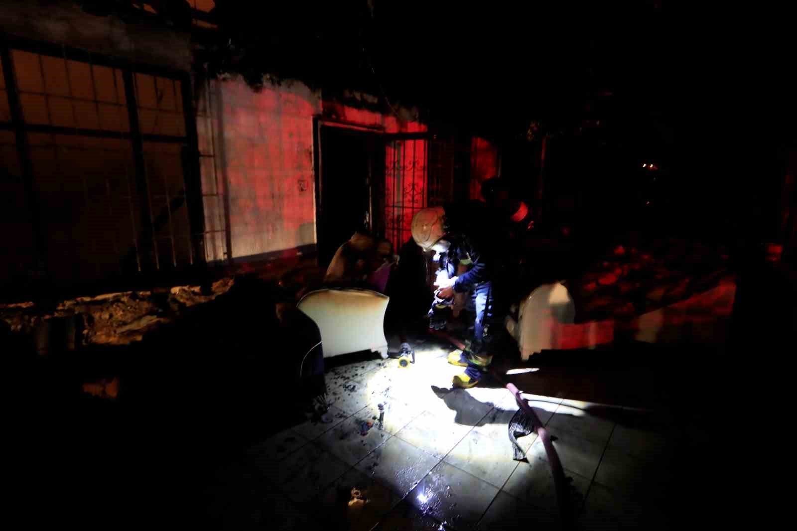 Antalya’da gecekondu yangını: Küle dönen evini görünce gözyaşlarına boğuldu