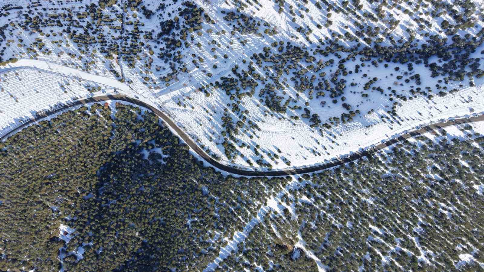 Kar hasretini bin 744 rakımlı dağda giderdiler: Zirvede kış manzarası görsel şölen sundu