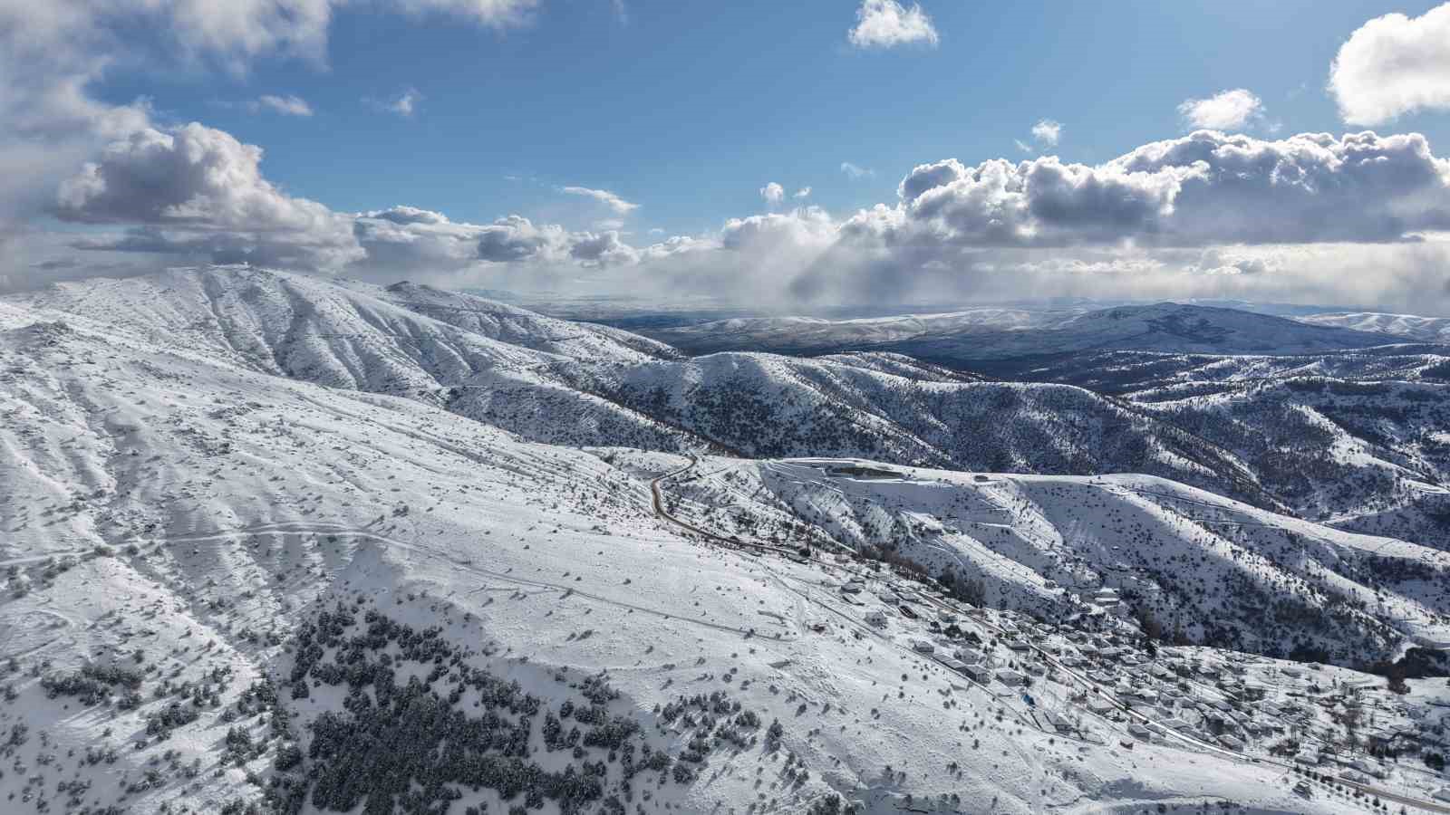 Kar hasretini bin 744 rakımlı dağda giderdiler: Zirvede kış manzarası görsel şölen sundu