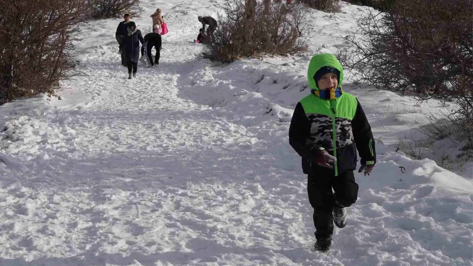 Kar hasretini bin 744 rakımlı dağda giderdiler: Zirvede kış manzarası görsel şölen sundu