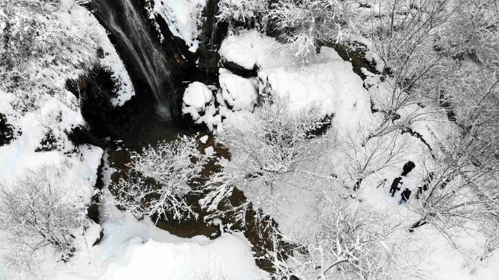 Girlevik Şelalesi’nde kar kalınlığı 20 santimetreye ulaştı