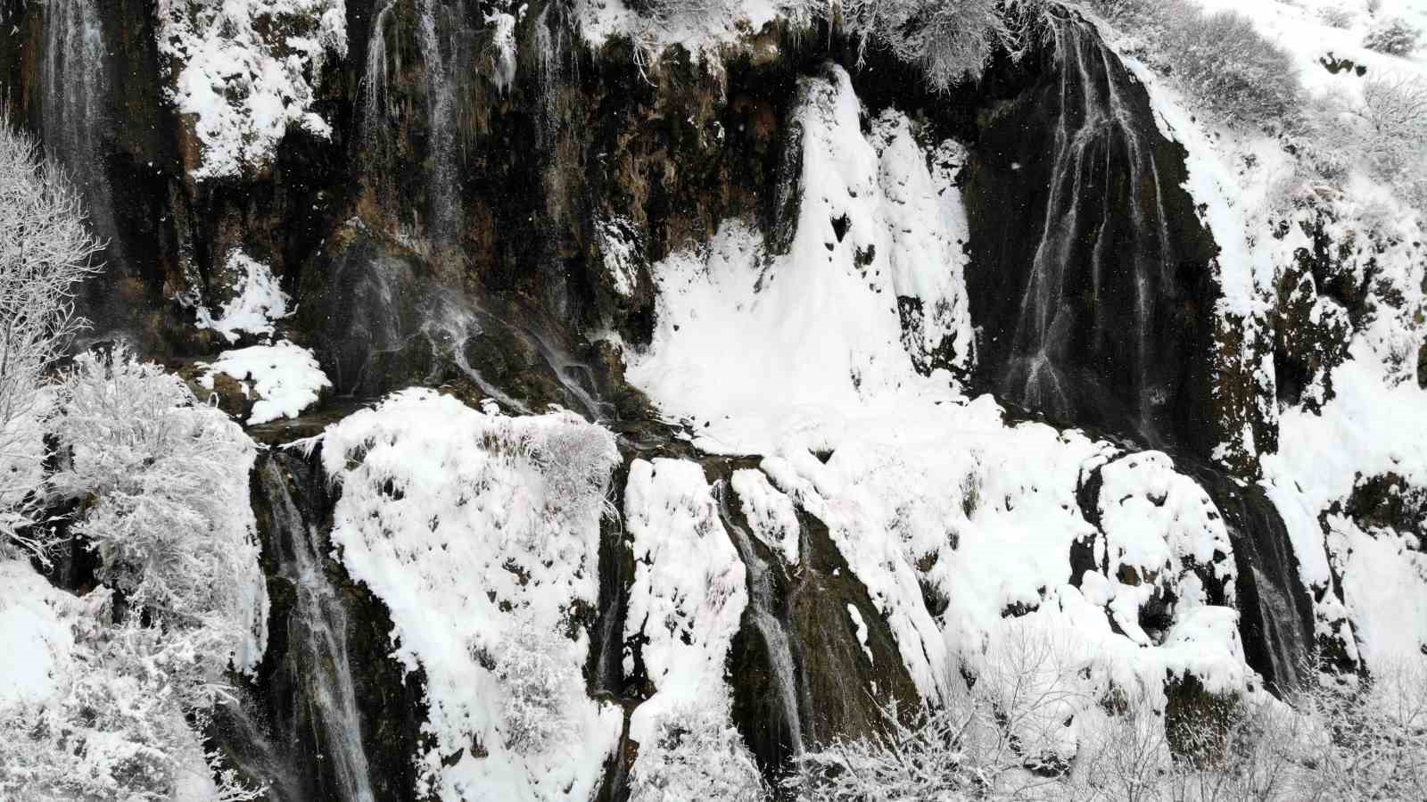 Girlevik Şelalesi’nde kar kalınlığı 20 santimetreye ulaştı