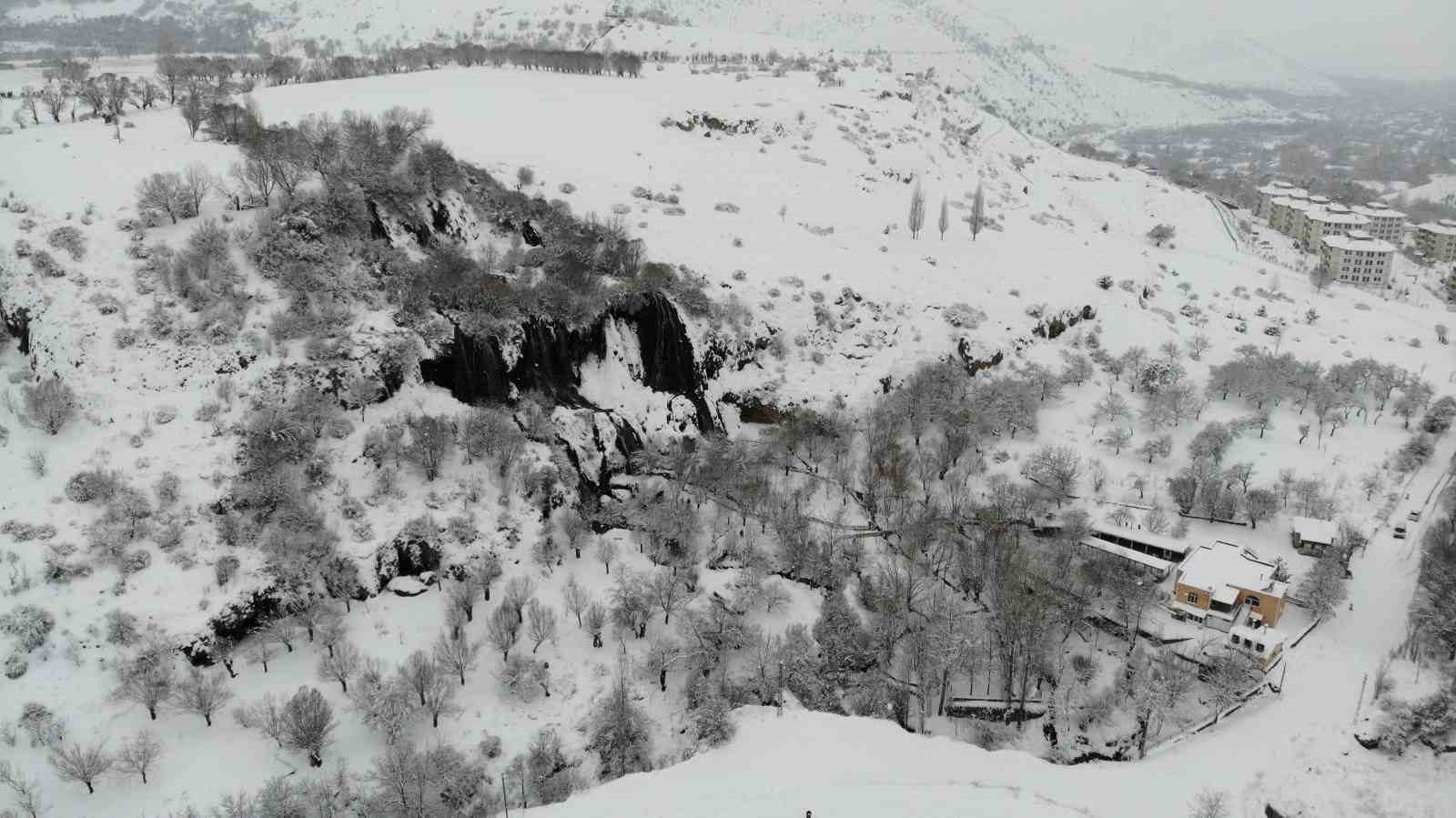 Girlevik Şelalesi’nde kar kalınlığı 20 santimetreye ulaştı