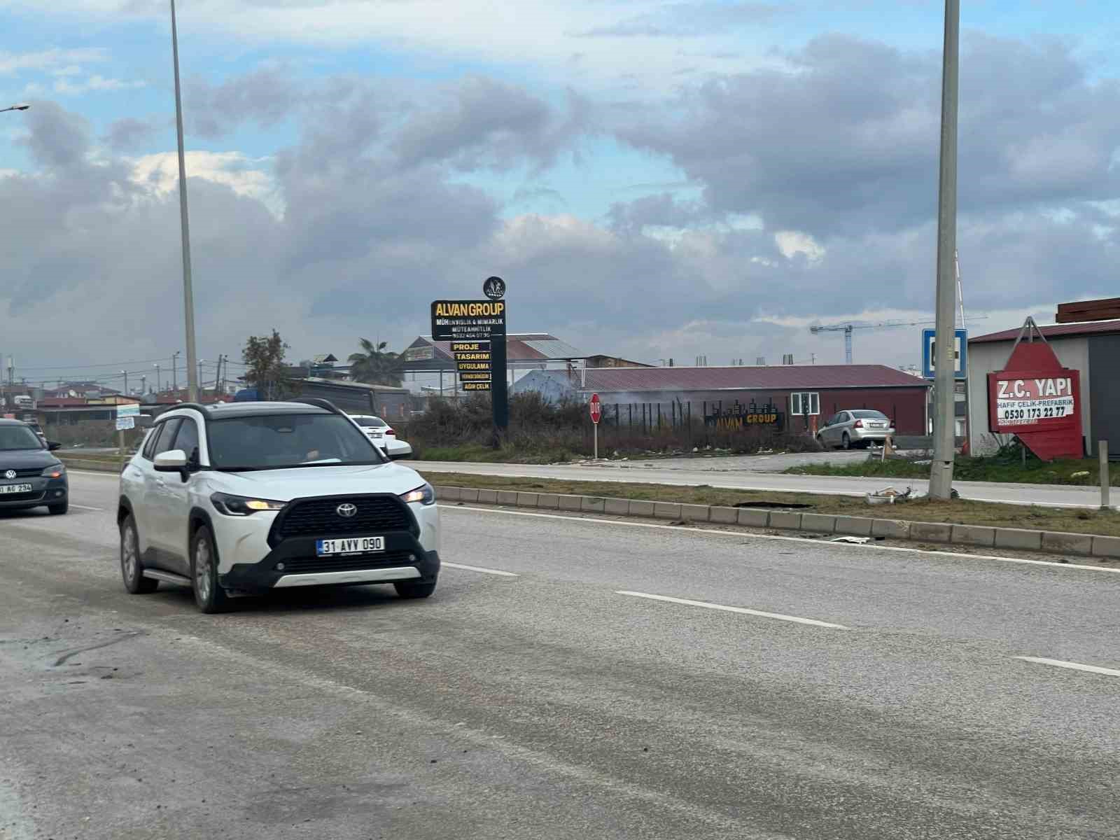Sürücüsünün kontrolünü kaybettiği otomobilin aydınlatma direğine çarptığı anlar kamerada