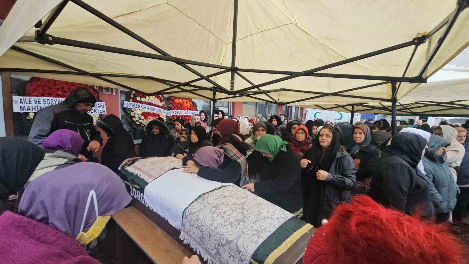 Kahreden tesadüf: 6 yıl önce annesi patates püresinden, kızı ise elma yerken öldü