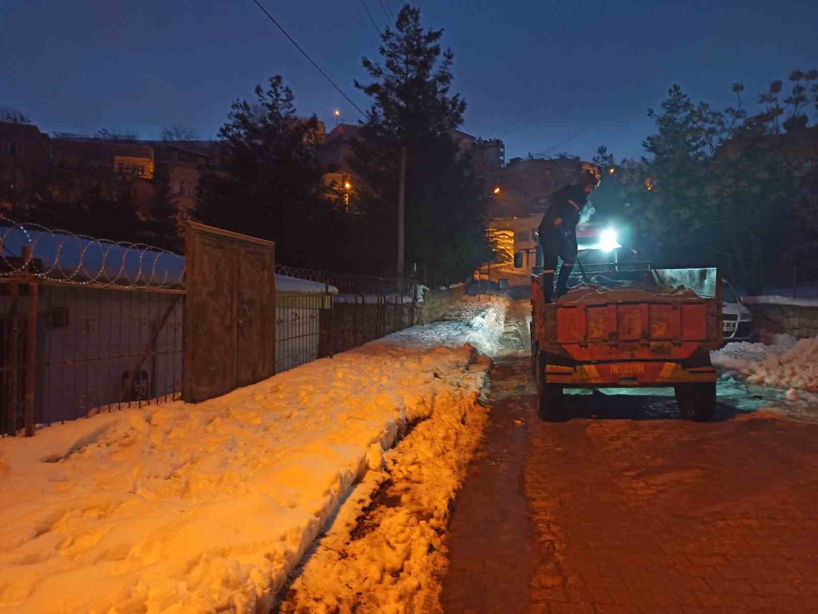 Siirt’te kar küreme ve tuzlama çalışmaları devam ediyor