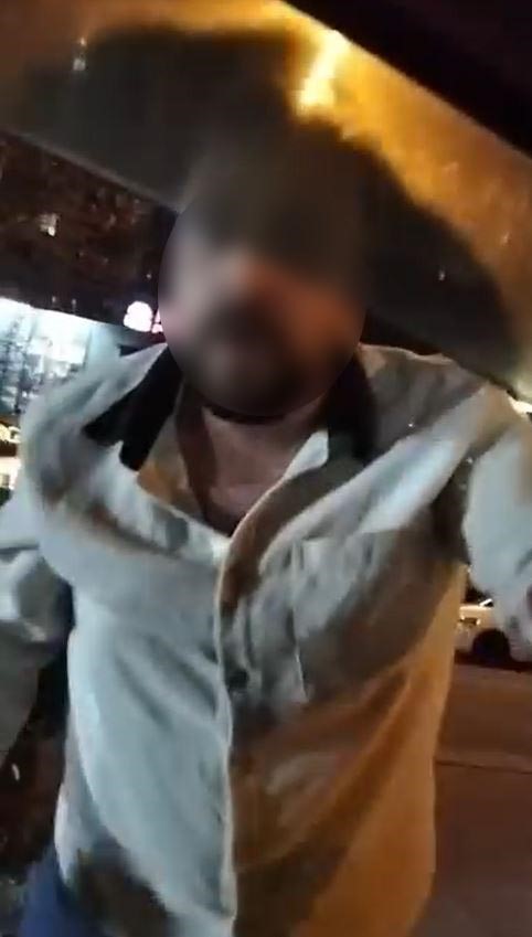 Servis sürücüsü trafikte sinirlendi, kafa atarak taksinin camını kırdı