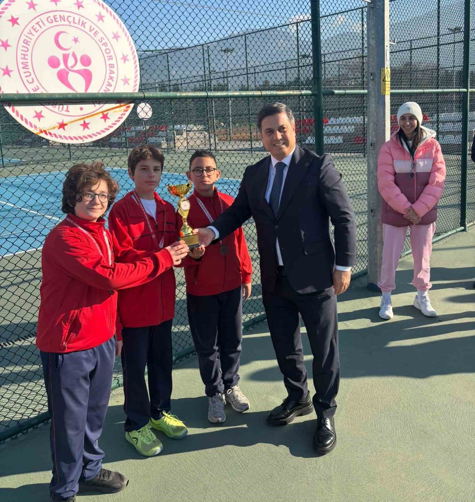Manisa’da genç sporcular tenis il birinciliği için ter döktü