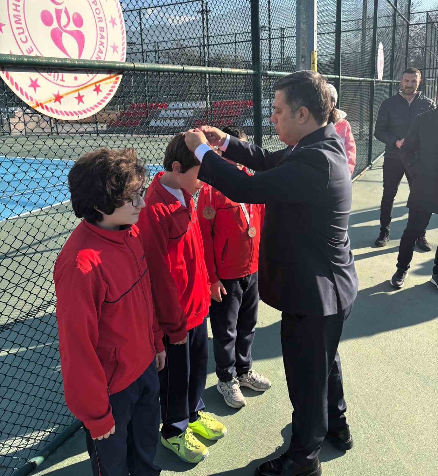 Manisa’da genç sporcular tenis il birinciliği için ter döktü