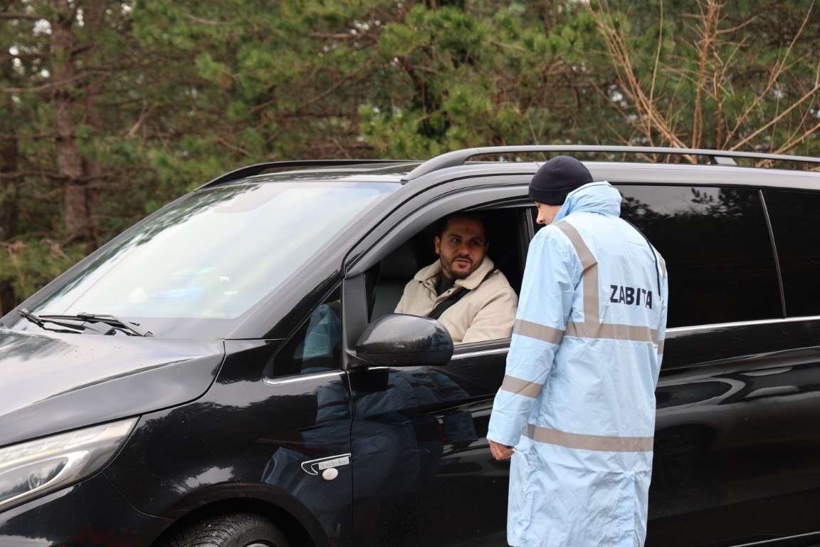 Kartepe yolunda sürücülere kış lastiği ve güvenli sürüş uyarısı