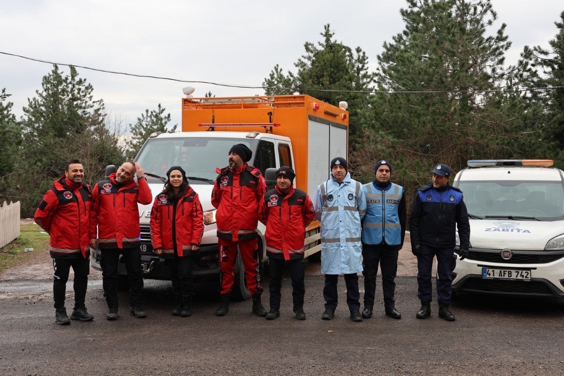 Kartepe yolunda sürücülere kış lastiği ve güvenli sürüş uyarısı