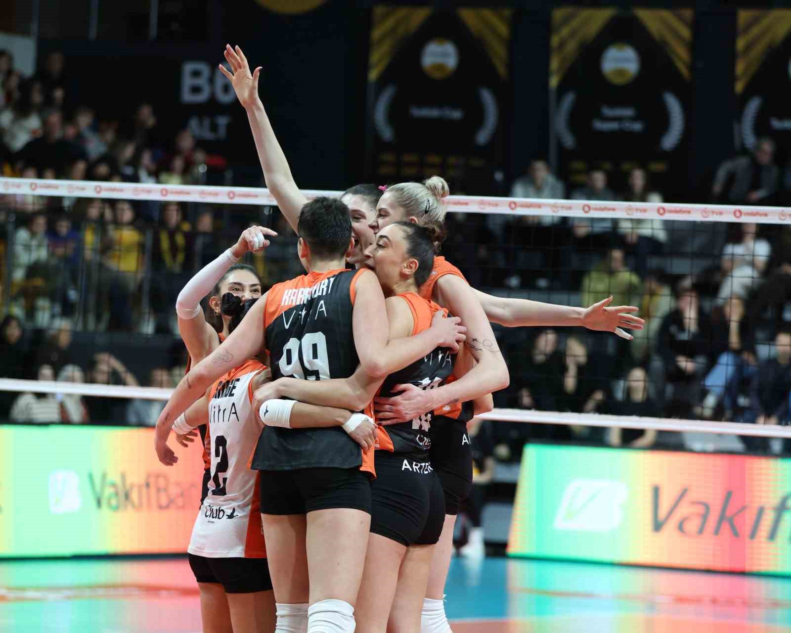 Eczacıbaşı Dynavit, derbide V. Bank’ı 3-1’le geçti