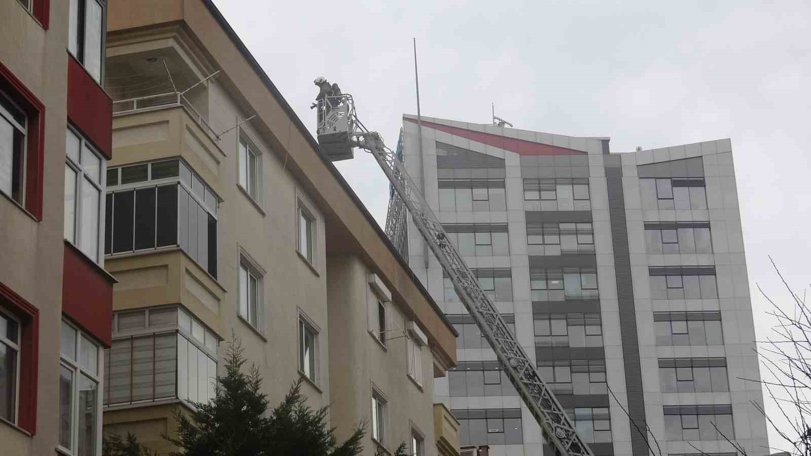 Kartal’da çatı katında yangın paniğe neden oldu