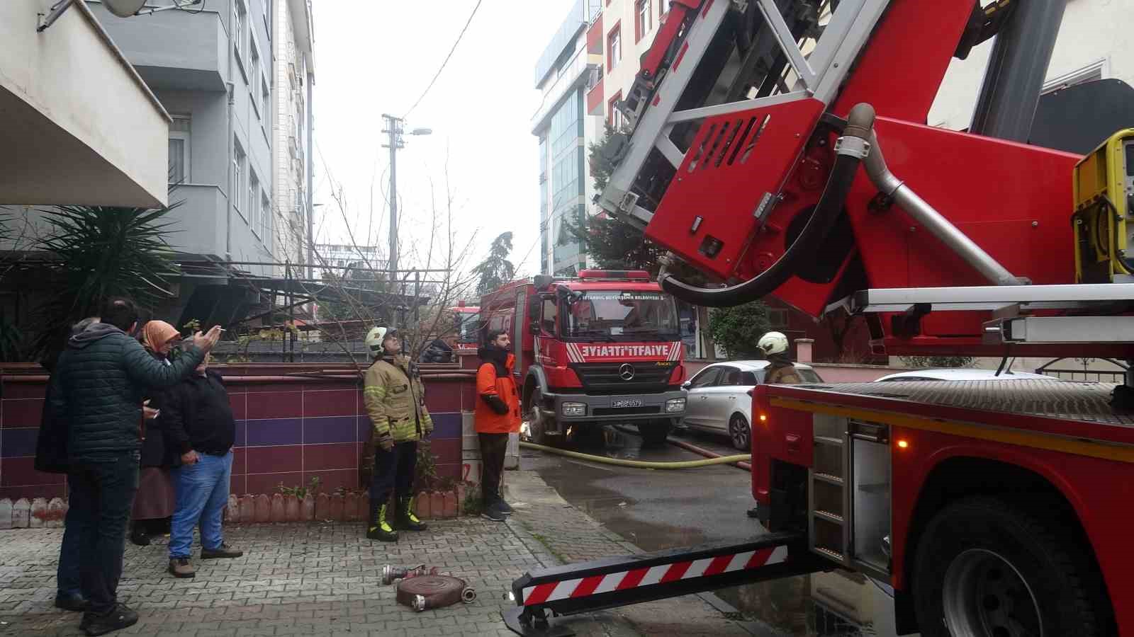 Kartal’da çatı katında yangın paniğe neden oldu