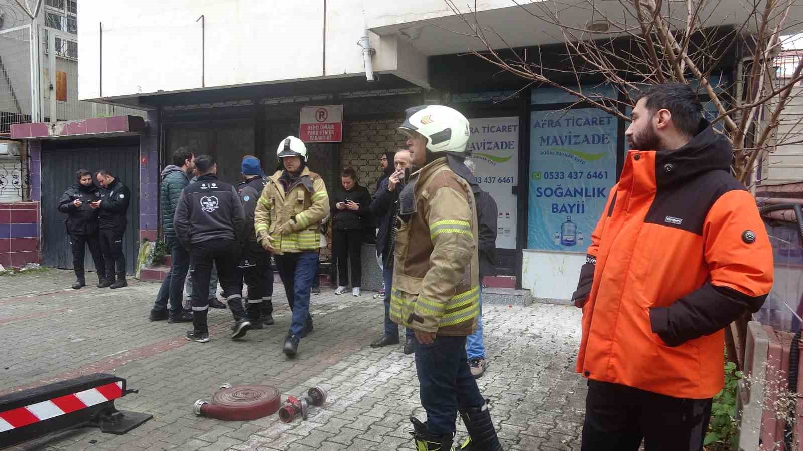 Kartal’da çatı katında yangın paniğe neden oldu