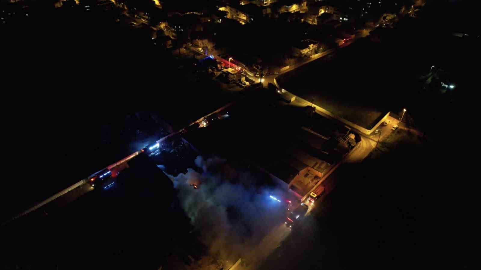 Bursa’da ahşap palet fabrikasındaki yangın kontrol altına alındı