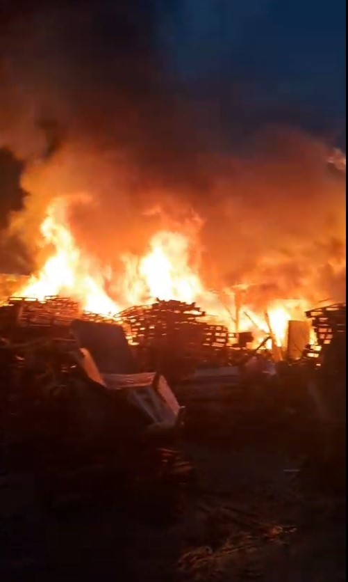 Bursa’da ahşap palet fabrikasındaki yangın kontrol altına alındı