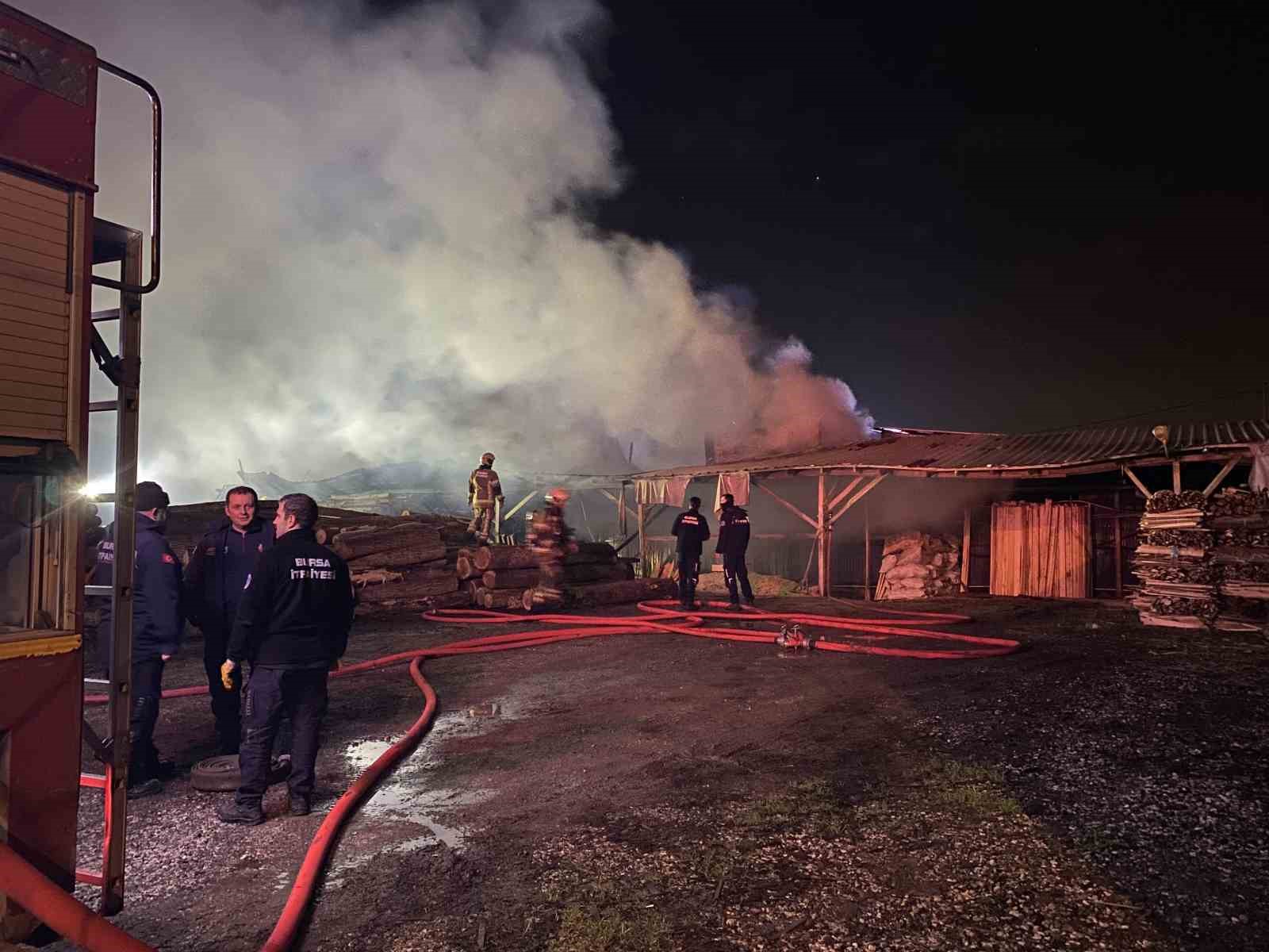 Bursa’da ahşap palet fabrikasındaki yangın kontrol altına alındı