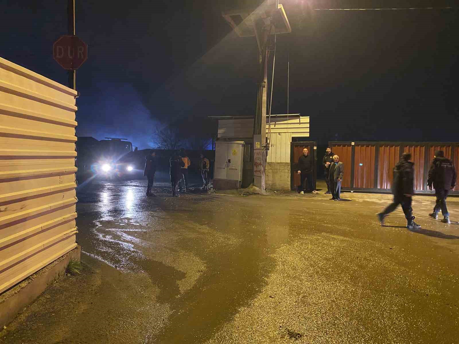 Bursa’da ahşap palet fabrikasındaki yangın kontrol altına alındı